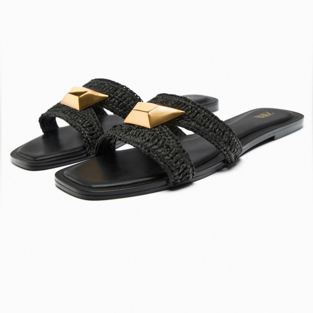 Woven flat sandals with gold metal embellishment black/Beige )